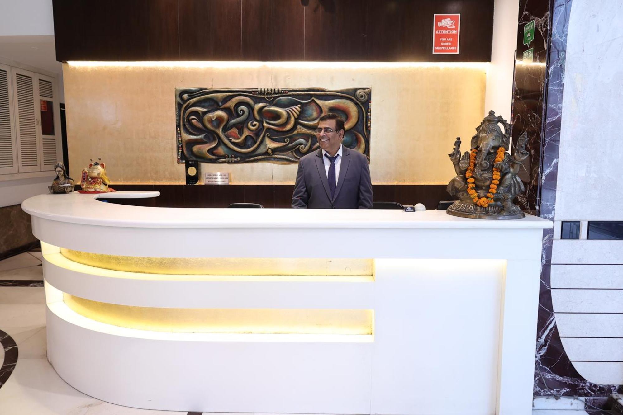 Hotel Grand Godwin Near Railway Stn Offers Free Airport Pick-up 4*