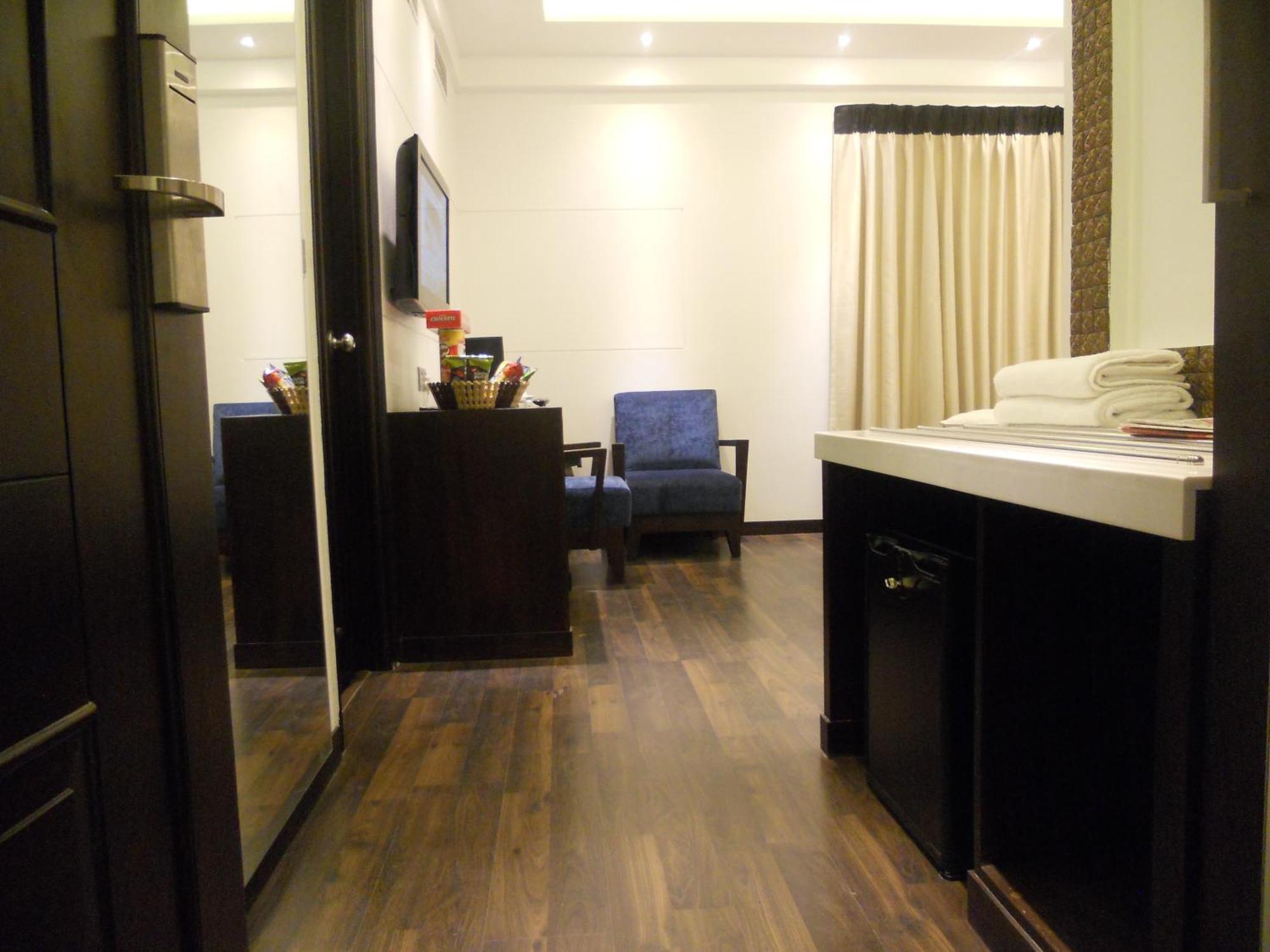 Hotel Grand Godwin Near Railway Stn Offers Free Airport Pick-up New Delhi
