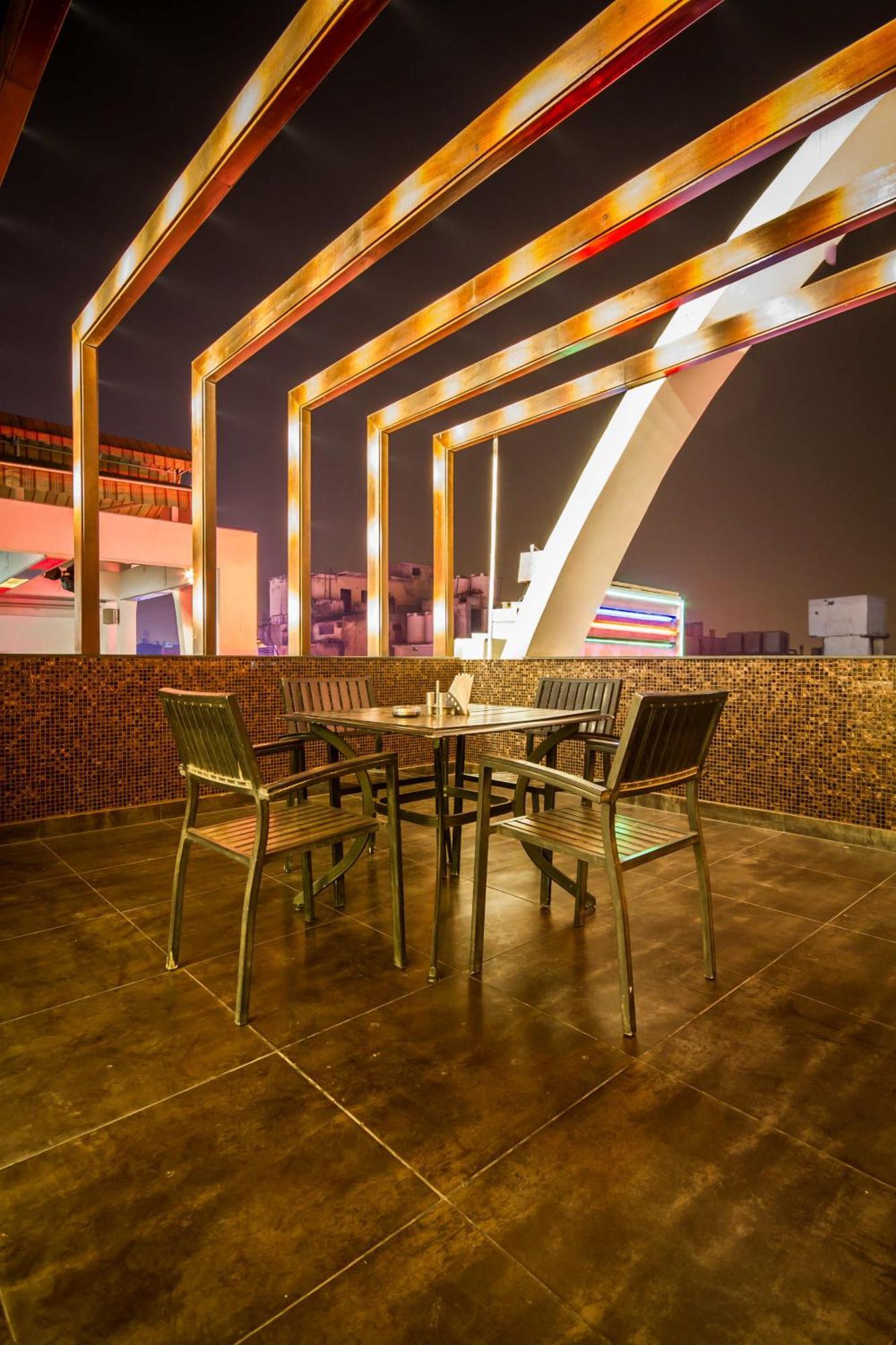 Hotel Grand Godwin Near Railway Stn Offers Free Airport Pick-up 4*