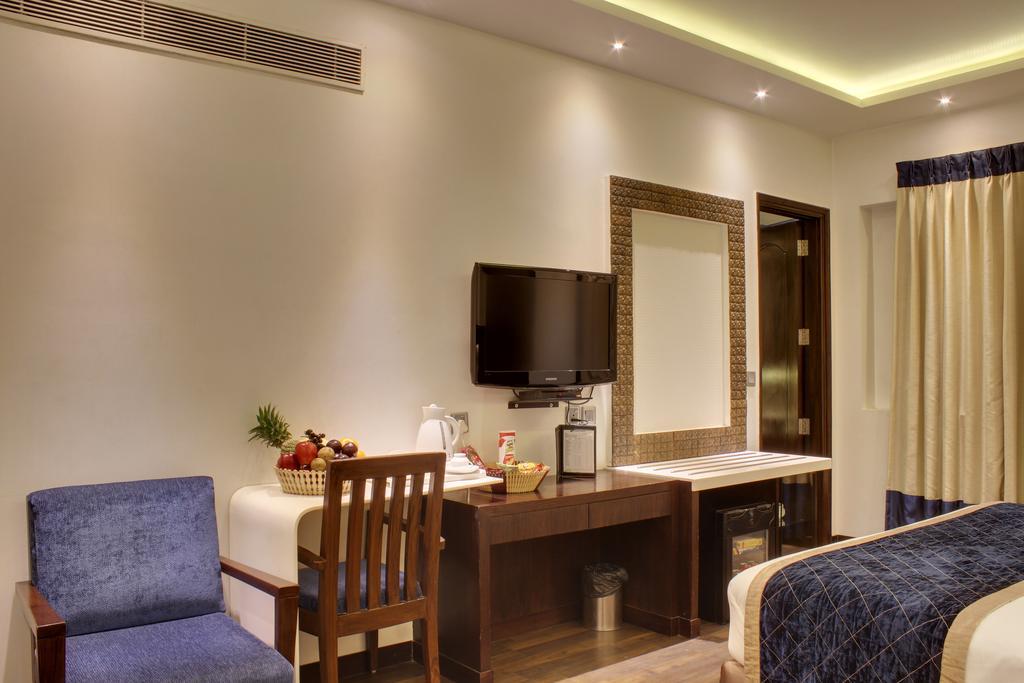 Hotel Grand Godwin Near Railway Stn Offers Free Airport Pick-up 4*