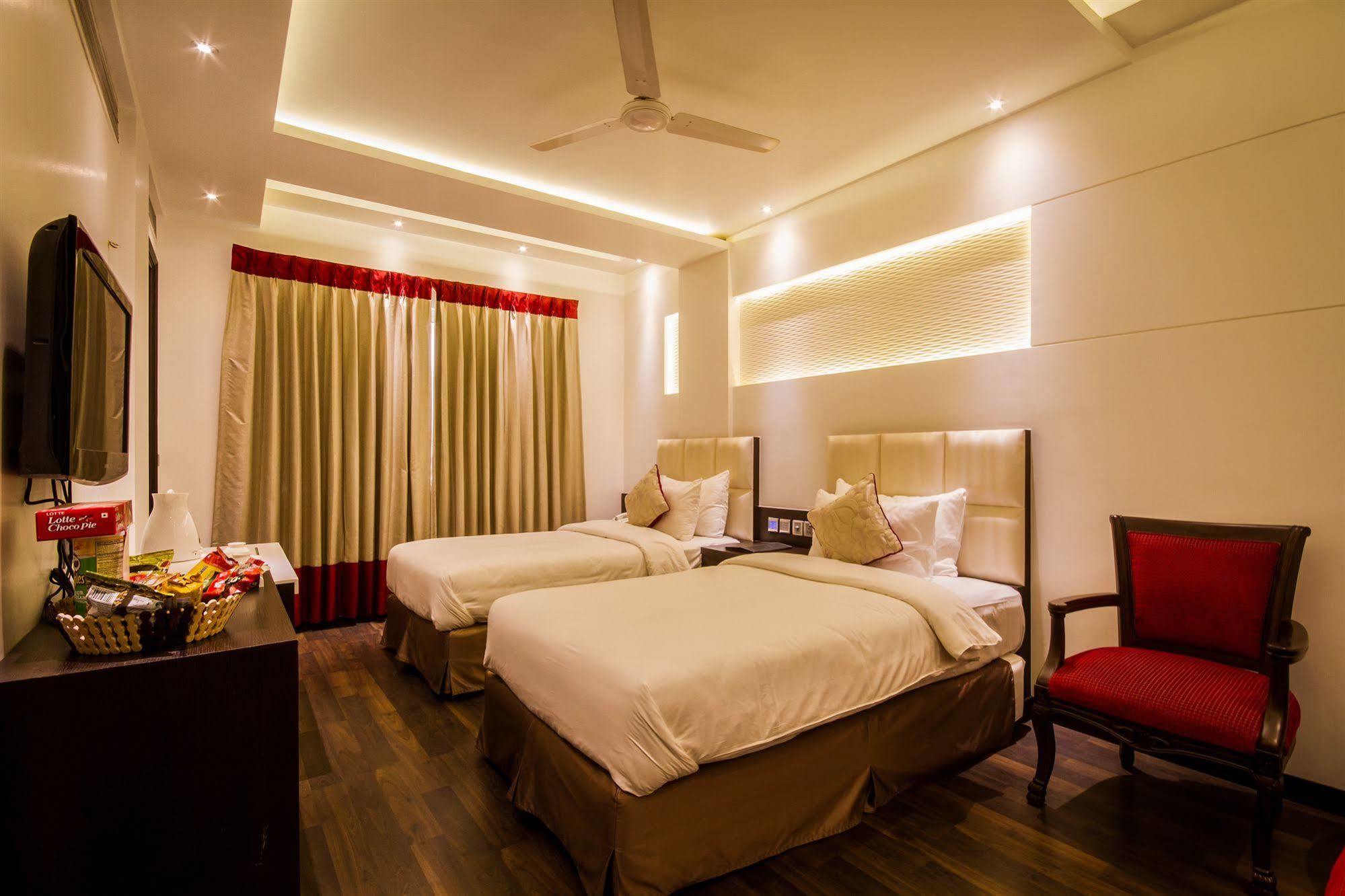 Hotel Grand Godwin Near Railway Stn Offers Free Airport Pick-up New Delhi