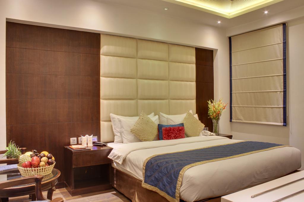 Hotel Grand Godwin Near Railway Stn Offers Free Airport Pick-up 4*